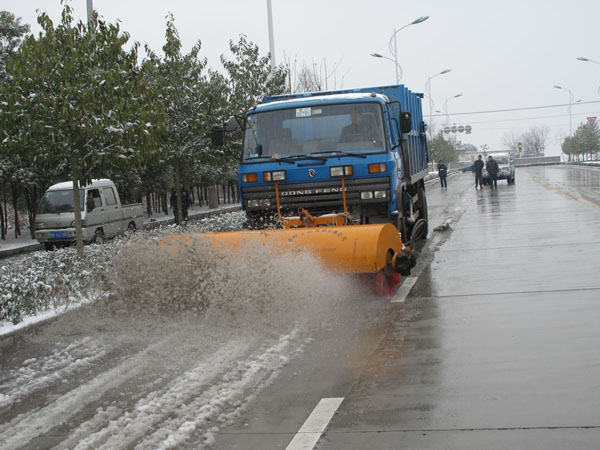 掃（sǎo）雪刷